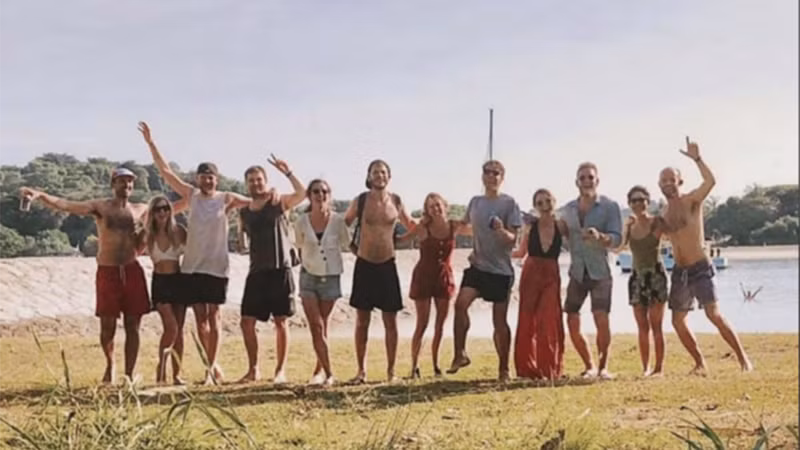 Luong Thi Thu Ha cùng nhóm bạn 11 người chụp ảnh trên đảo Lazarus hôm 8-8