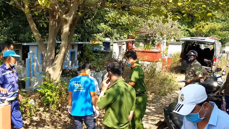 Công an khám nghiệm hiện trường