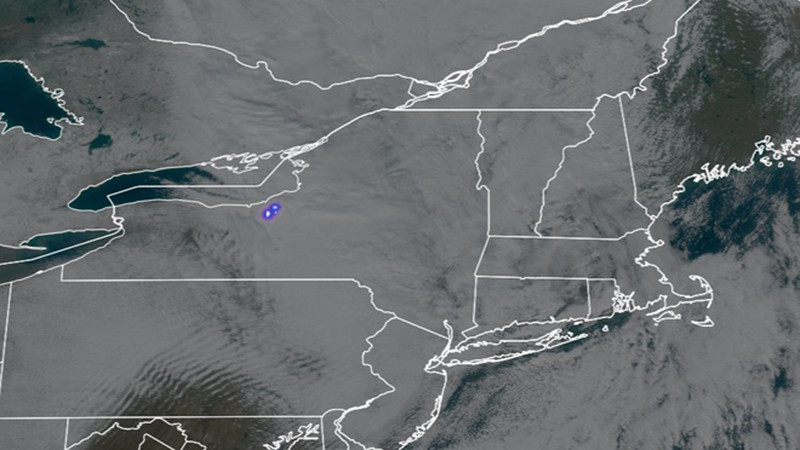 Ảnh vệ tinh cho thấy thiên thạch xuyên qua bang New York (ảnh: NOAA) Ảnh vệ tinh cho thấy thiên thạch xuyên qua bang New York (ảnh: NOAA)