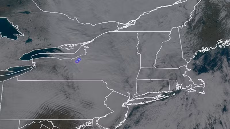 Ảnh vệ tinh cho thấy thiên thạch xuyên qua bang New York (ảnh: NOAA)