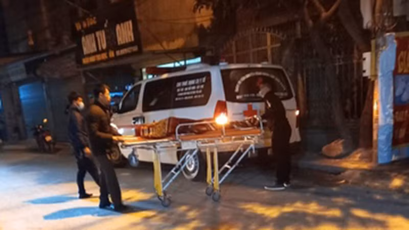 Thi thể nạn nhân được đưa lên xe cứu thương