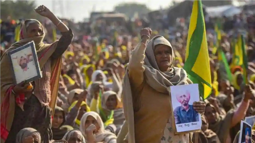 Thân nhân của những nông dân được cho là tự tử vì nợ nần, cầm di ảnh của người đã khuất trong cuộc biểu tình chống lại luật nông nghiệp mới, tại Biên giới Tikri ở New Delhi. Thân nhân của những nông dân được cho là tự tử vì nợ nần, cầm di ảnh của người đã khuất trong cuộc biểu tình chống lại luật nông nghiệp mới, tại Biên giới Tikri ở New Delhi.