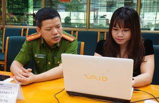 Thiếu tá Nguyễn Thành Lâm, Phó trưởng phòng QLHC về TTXH, CATP Hà Nội giao lưu với bạn đọc An ninh Thủ đô