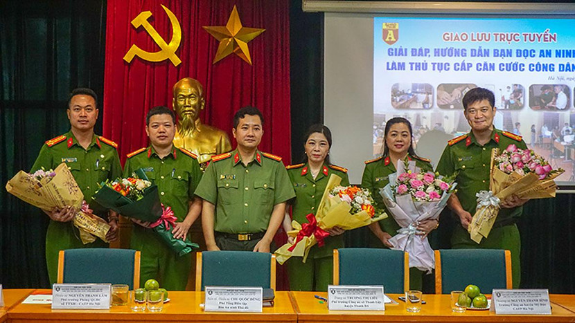 Thiếu tá Chu Quốc Dũng thay mặt Ban Biên tập An ninh Thủ đô tặng hoa các khách mời tham gia giao lưu trực tuyến