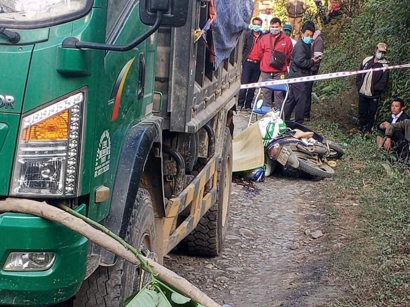Va chạm với xe tải, rồi ngã, thầy giáo bị cán tử vong
