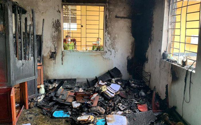Phòng làm việc của chủ tịch xã bốc cháy giữa trưa