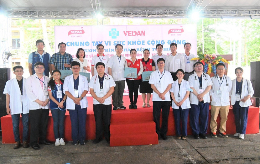 Đoàn y bác sĩ của Tổng Bệnh viện Vinh Dân, đại diện Vedan Việt Nam, Hội Chữ Thập Đỏ và chính quyền địa phương đồng hành trong sự kiện khám bệnh từ thiện.