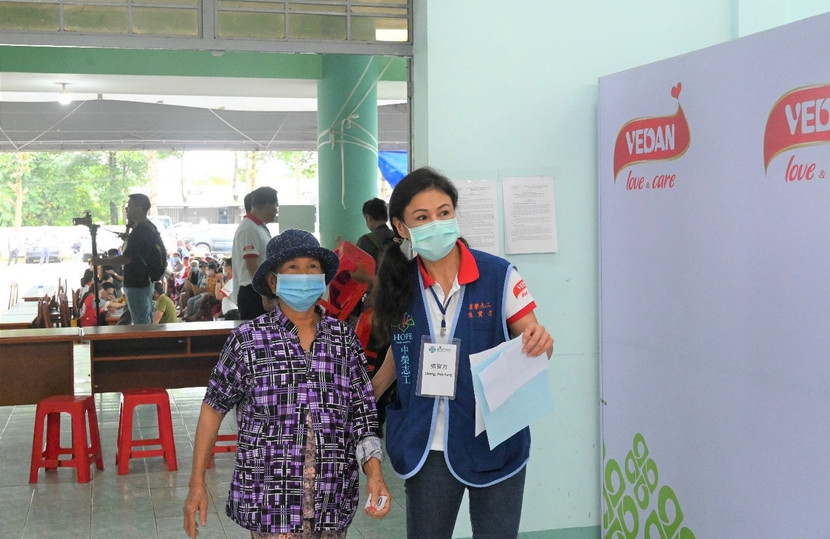 Những người dân lớn tuổi được đội ngũ y tế hỗ trợ tận tình