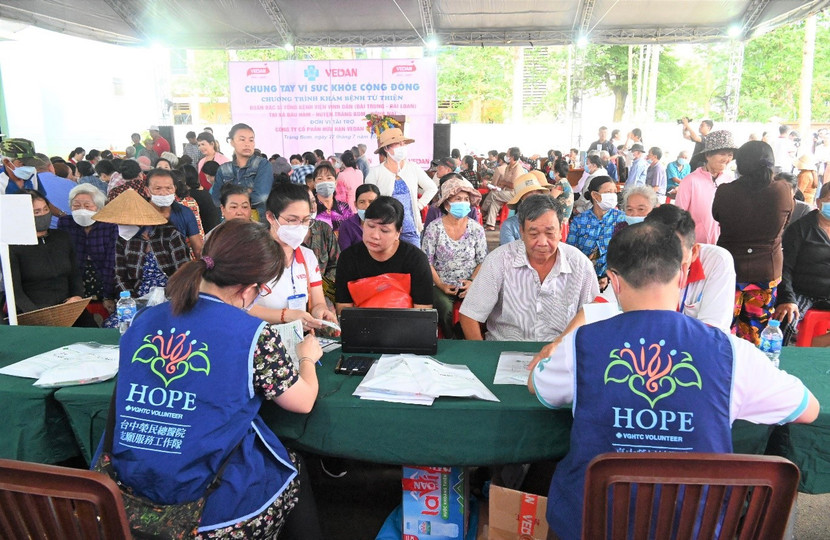 Người dân đã đến địa điểm tổ chức từ rất sớm để chờ đến lượt được các bác sĩ từ Tổng Bệnh viện Vinh Dân khám bệnh và phát thuốc.