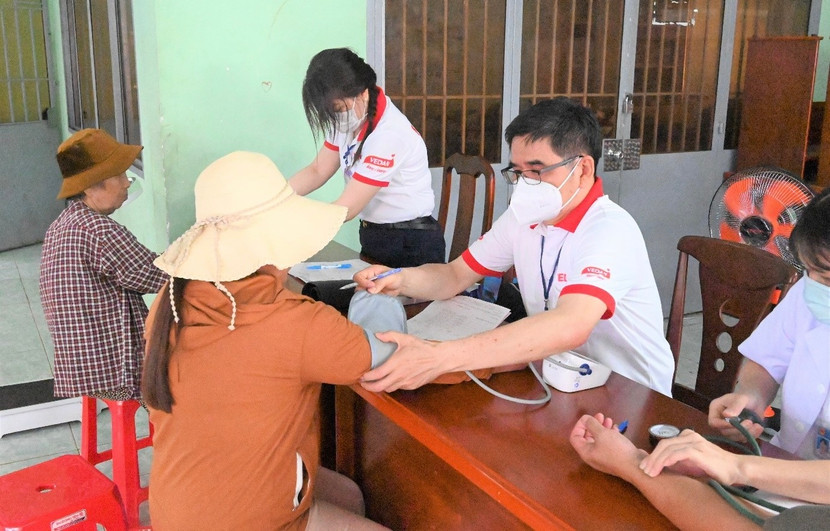 Ông Ko Chung Chih - Phó Tổng Giám đốc Vedan Việt Nam tham gia hỗ trợ đoàn bác sĩ