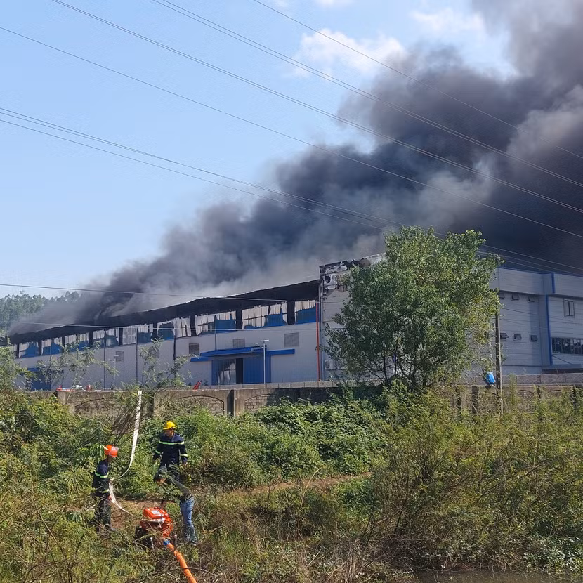 Khói đen bốc lên cuồn cuộn