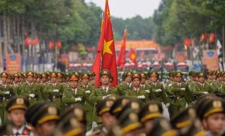 Khối nam sĩ quan Cảnh sát Nhân dân hợp luyện diễu binh qua lễ đài (Ảnh: Dân Trí)