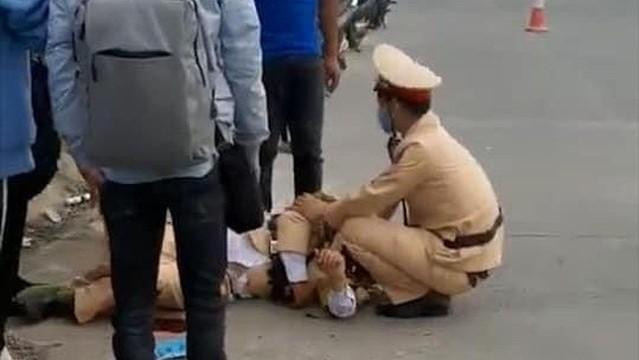 Chiến sĩ CSGT bị thương nặng sau cú tông mạnh của người đi xe máy