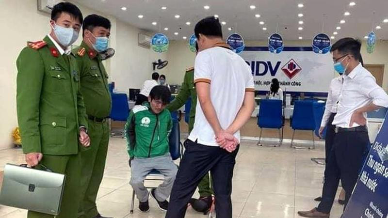 Đối tượng cướp ngân hàng bị bắt tại trận (Ảnh: Dân trí)