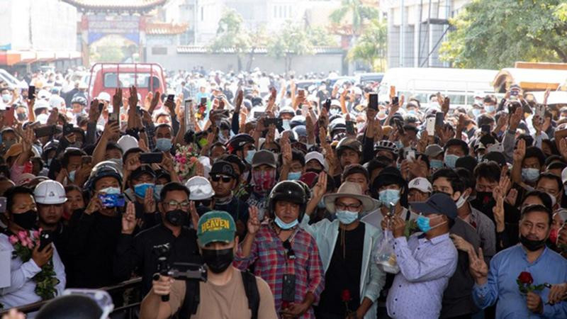 Người biểu tình ở Mandalay, Myanmar (Ảnh: AFP) Người biểu tình ở Mandalay, Myanmar (Ảnh: AFP)