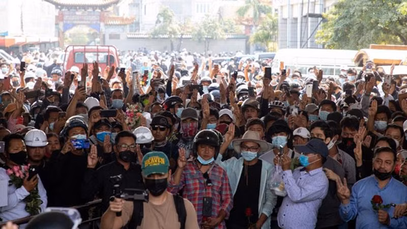 Người biểu tình ở Mandalay, Myanmar (Ảnh: AFP)