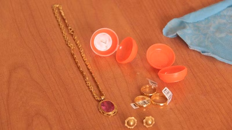 Số vàng ông Tiến nhặt được trong đổi ủng cao su (Ảnh: M.P)