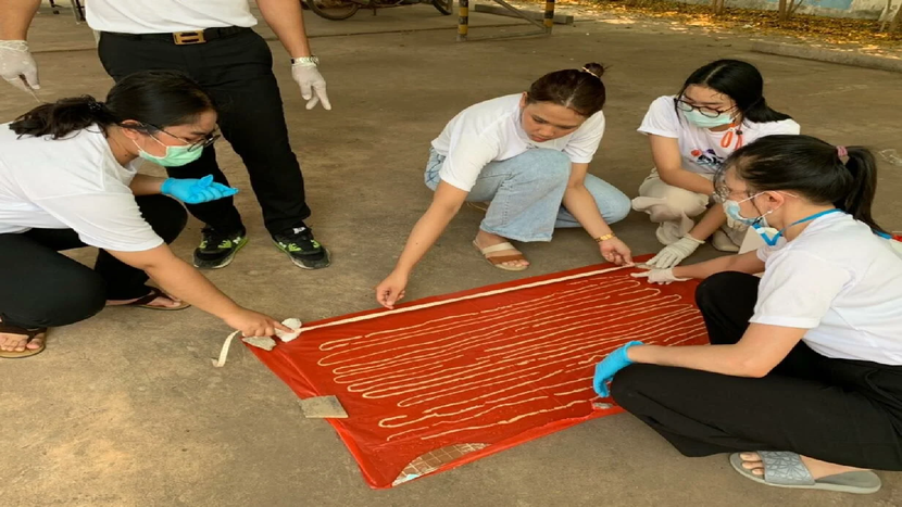 Các nhân viên y tế đã bị sốc khi tìm thấy 1 con sán dây khổng lồ từ trong bụng của bệnh nhân