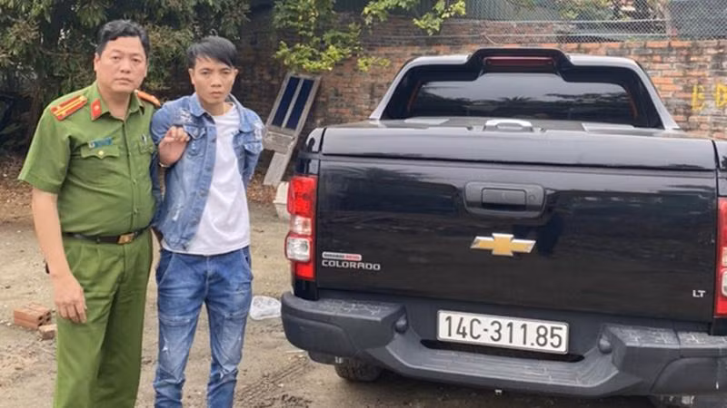 Đối tượng Phúc bị lực lượng công an bắt giữ (Ảnh: Công an cung cấp)