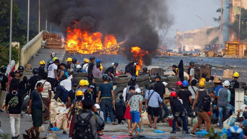 Người biểu tình đối đầu lực lượng an ninh tại Myanmar