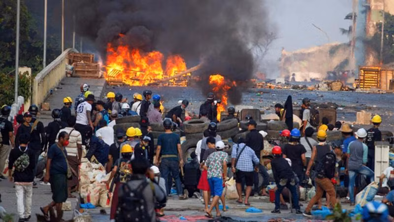 Người biểu tình đối đầu lực lượng an ninh tại Myanmar