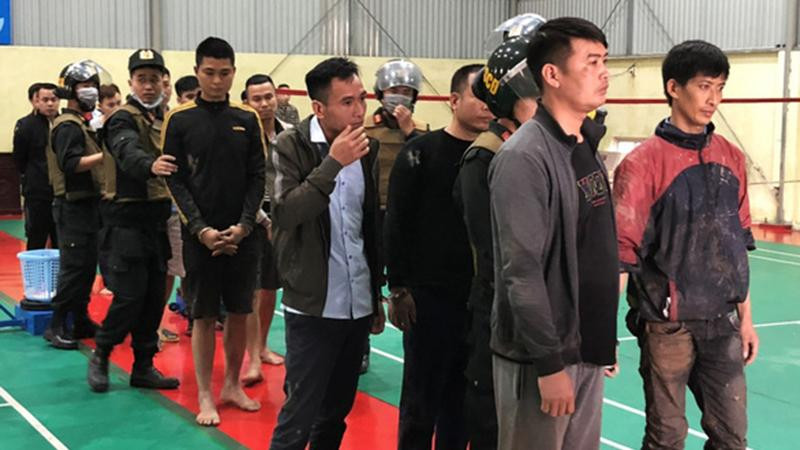 Các đối tượng bị lực lượng chức năng bắt giữ (Ảnh: Tuổi Trẻ)