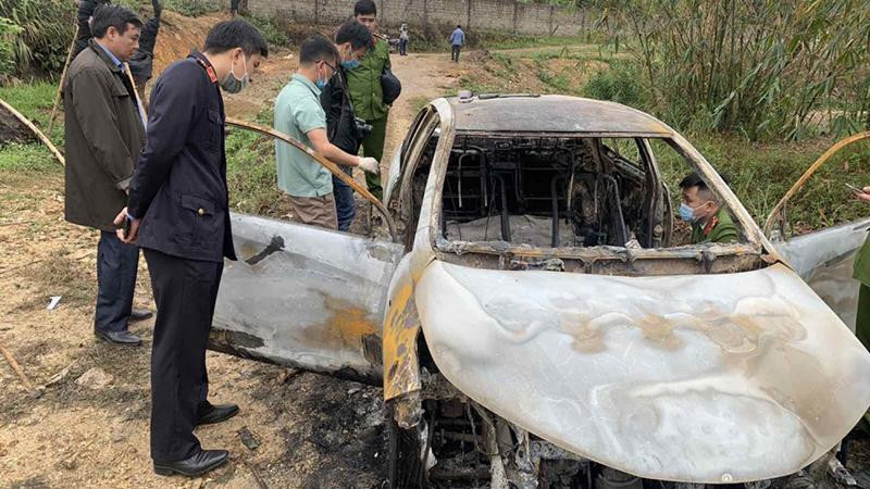 Ô tô bị đốt cháy (Ảnh: Công an TP Hạ Long) Ô tô bị đốt cháy (Ảnh: Công an TP Hạ Long)