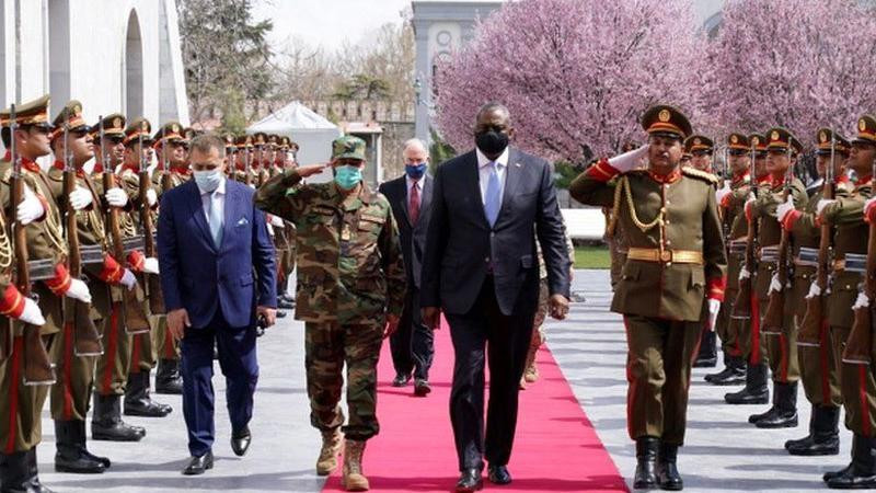 Bộ trưởng Quốc phòng Mỹ Lloyd Austin (giữa) trong chuyến công du không báo trước đến Kabul, Afghanistan