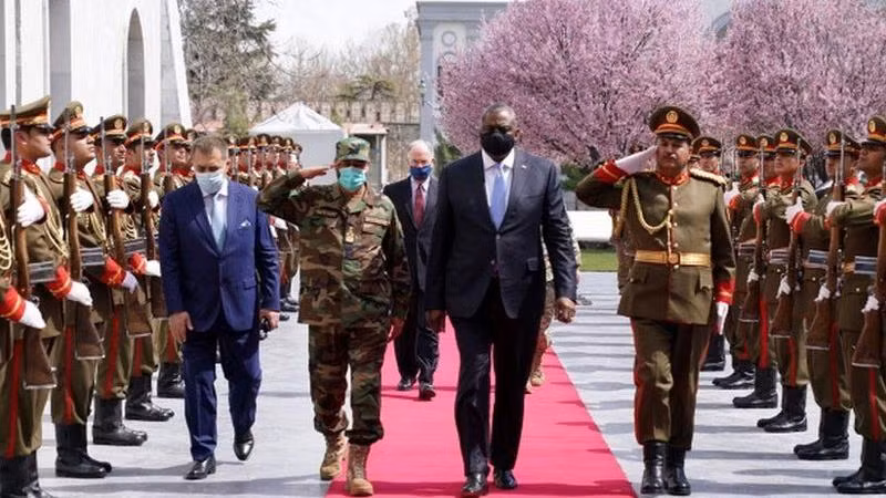 Bộ trưởng Quốc phòng Mỹ Lloyd Austin (giữa) trong chuyến công du không báo trước đến Kabul, Afghanistan