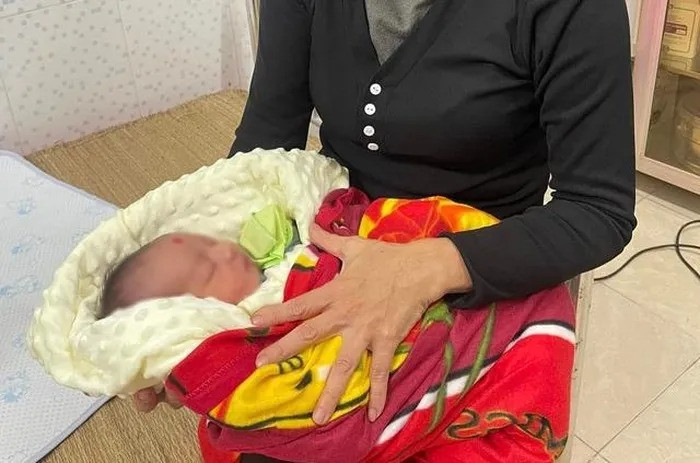 Trong thời gian chờ tìm người thân, bé trai đang được tạm giao cho gia đình phát hiện chăm sóc Trong thời gian chờ tìm người thân, bé trai đang được tạm giao cho gia đình phát hiện chăm sóc