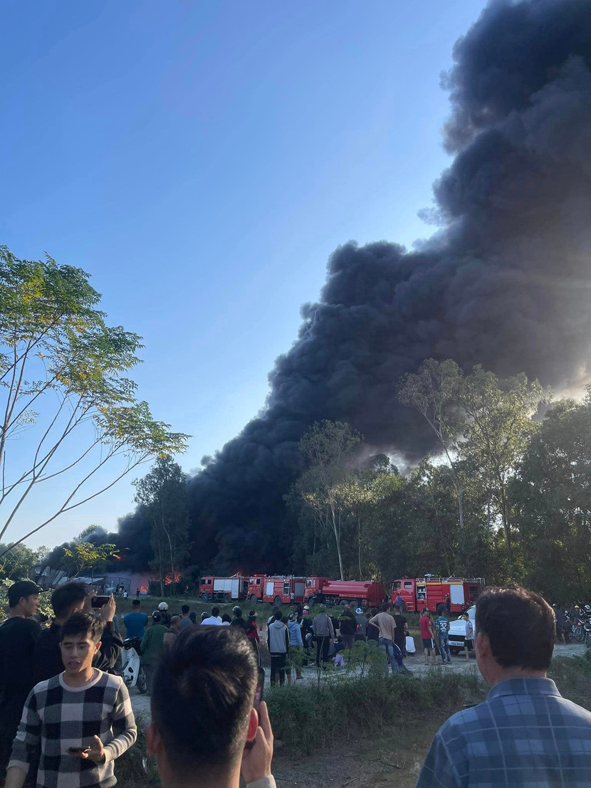 Vụ hỏa hoạn xảy ra tại kho chứa phế liệu đóng trên địa bàn xã Nghi Phong, TP. Vinh