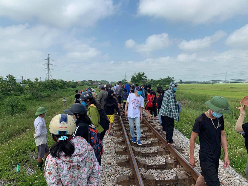 Người dân tập trung theo dõi sự việc