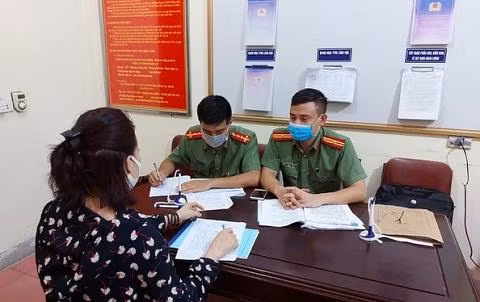 Chị H. tại cơ quan công an (ảnh: AB)