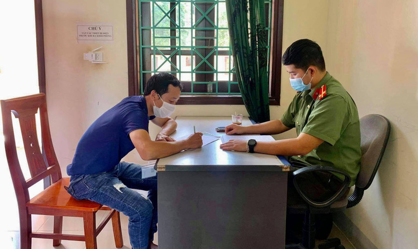 C. trong buổi làm việc với cơ quan công an