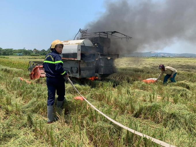 Đang gặt lúa, chiếc máy bỗng dưng bốc cháy Đang gặt lúa, chiếc máy bỗng dưng bốc cháy