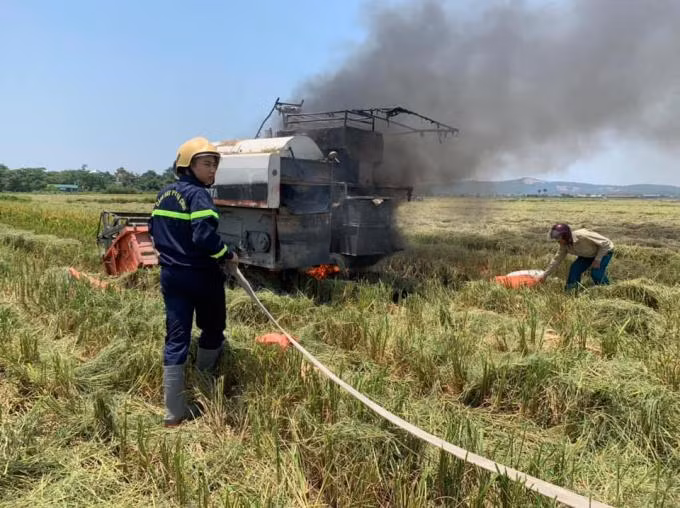 Đang gặt lúa, chiếc máy bỗng dưng bốc cháy