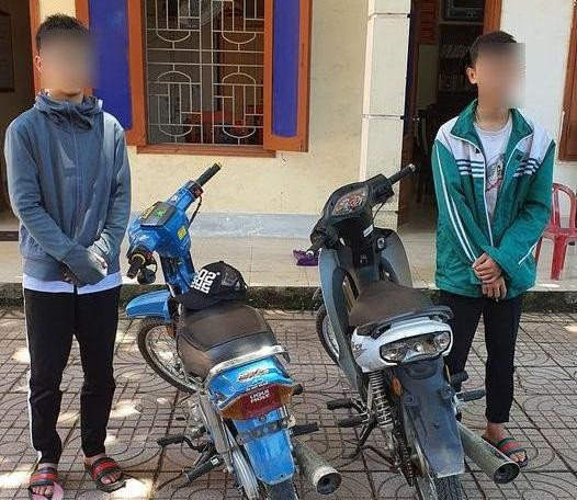 A. và L. cùng phương tiện tại cơ quan công an (ảnh: A.B)