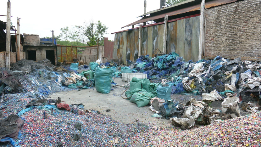 Kho xưởng phế liệu nhựa của anh Nguyễn Duy Mạnh bị thiêu rụi Kho xưởng phế liệu nhựa của anh Nguyễn Duy Mạnh bị thiêu rụi