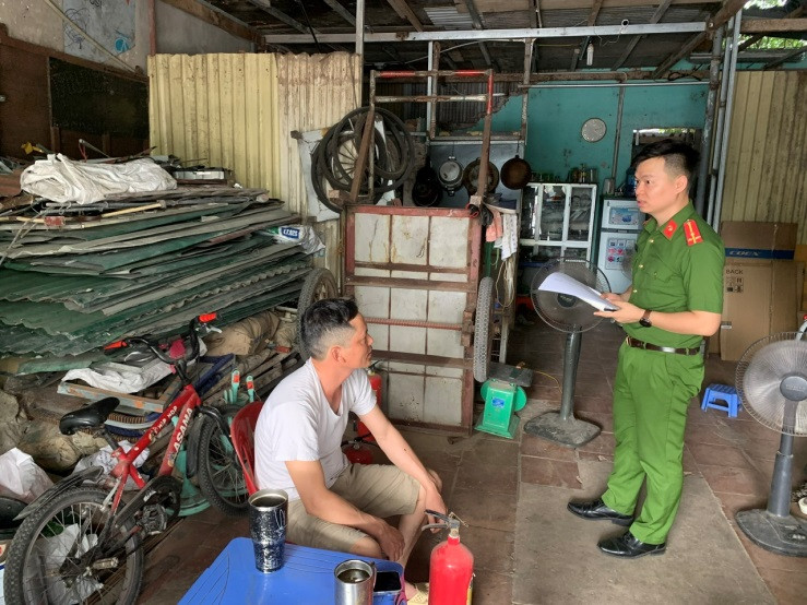 Lực lượng chức năng quận Long Biên kiểm tra đối với các cơ sở thu mua phế liệu, cơ sở gia công cơ khí