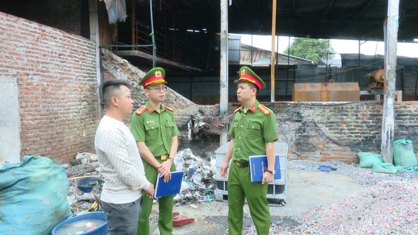 CAH Quốc Oai đến kiểm tra, tuyên truyền cho hộ gia đình anh Nguyễn Duy Mạnh CAH Quốc Oai đến kiểm tra, tuyên truyền cho hộ gia đình anh Nguyễn Duy Mạnh