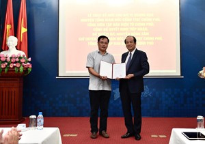 Bộ trưởng, Chủ nhiệm VPCP Mai Tiến Dũng trao sổ hưu cho ông Vi Quang Đạo, nguyên Tổng Giám đốc Cổng TTĐT Chính phủ.