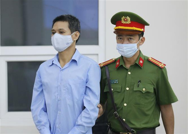 Dẫn giải bị cáo tới toà