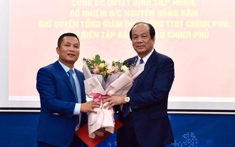 Bộ trưởng, Chủ nhiệm VPCP Mai Tiến Dũng trao quyết định tiếp nhận và bổ nhiệm ông Nguyễn Hồng Sâm giữ chức vụ quyền Tổng Giám đốc Cổng TTĐT Chính phủ kiêm Tổng Biên tập Báo điện tử Chính phủ.