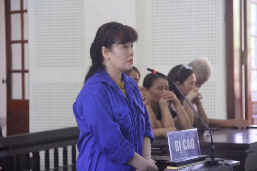 Nhà báo "rởm" Nguyễn Thị Vân Anh trong phiên xét xử Nhà báo "rởm" Nguyễn Thị Vân Anh trong phiên xét xử