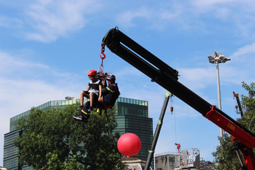 Các em học sinh được trải nghiệm thoát nạn bằng xe thang