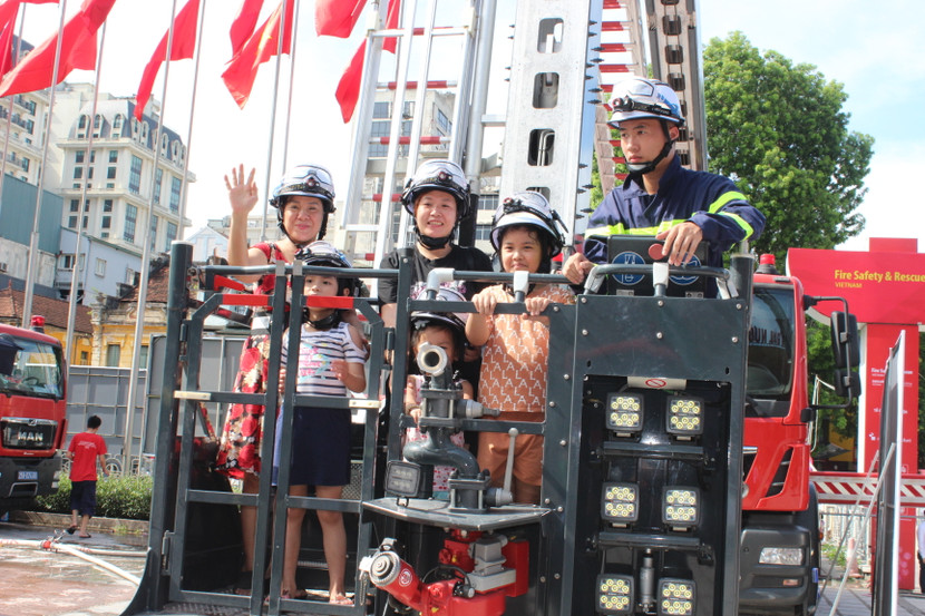 Triển lãm thu hút số lượng lớn phụ huynh và học sinh