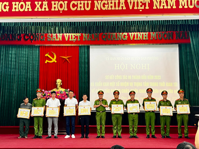 Nhiều tập thể cá nhân có thành tích xuất sắc trong phòng trào toàn dân PCCC được khen thưởng Nhiều tập thể cá nhân có thành tích xuất sắc trong phòng trào toàn dân PCCC được khen thưởng