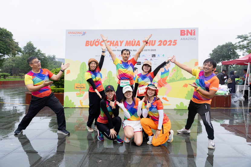 Tiết mục văn nghệ "cây nhà lá vườn" mở đầu, khuấy động không khí giải chạy Tiết mục văn nghệ "cây nhà lá vườn" mở đầu, khuấy động không khí giải chạy