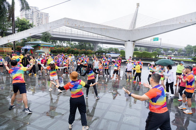 Các VĐV khởi động trước khi tranh tài Các VĐV khởi động trước khi tranh tài