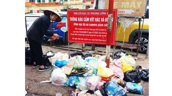 Rác thải vẫn đổ trộm mặc dù đã có biển cấm
